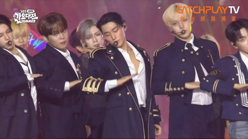 ATEEZ震胸舞好燃！崔傘「襯衫大開」汗流胸肌 Stray Kids壓軸歌謠大戰當主場