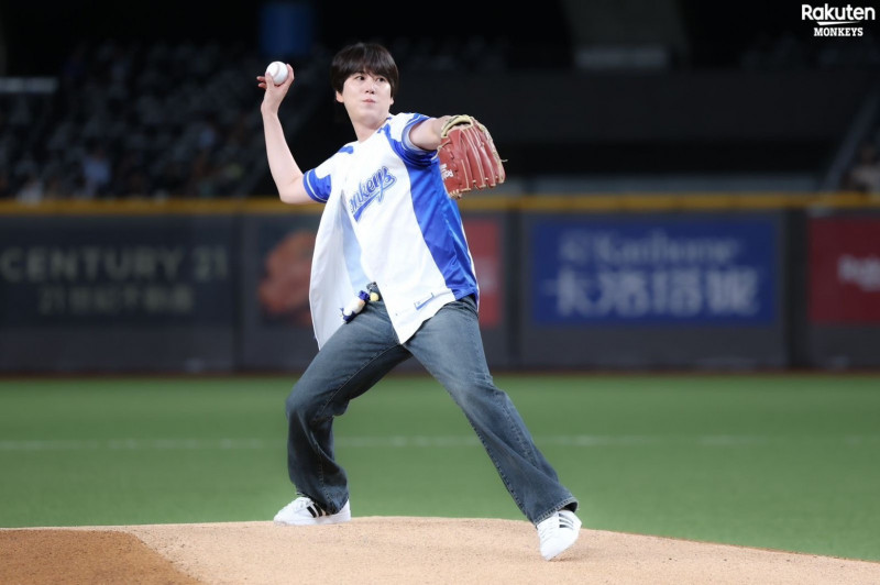 SJ第6人！圭賢為樂天桃猿開球 假聽PitchCom拒捕手配球