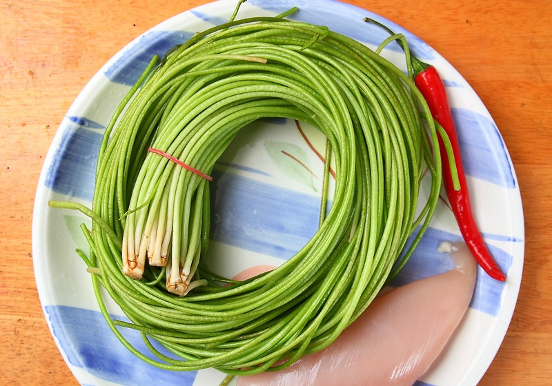 水蓮「先洗再切」才正確！下鍋前多一步驟炒起來更爽脆無土味