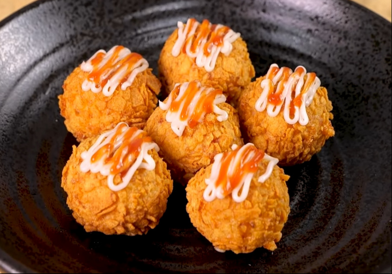 「起司蝦球」彈牙牽絲！洋芋片取代炸粉做出超邪惡酥脆口感