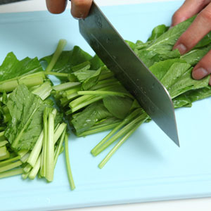 油菜洗淨切段、蒜頭切末備用。
