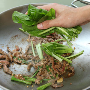 油菜入鍋拌炒，待油菜變軟、約2分鐘即完成。