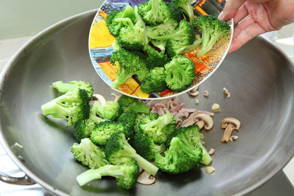 綠花椰菜切塊、蘑菇切片備用。將花椰菜汆燙後撈起。