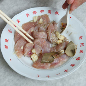 接著撒上乾燥月桂葉、乾燥迷迭香、蒜末、鹽1小匙、白胡椒粉，與雞胸肉拌過，靜置醃半小時。
