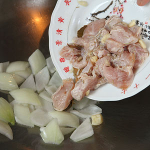 起鍋開中火，熱鍋後放入洋蔥拌炒，待洋蔥香味飄出時，再倒入步驟3已醃過的雞肉拌炒，待雞肉變色，撒上鹽1小匙調味即完成。