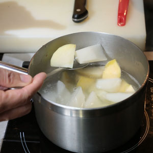 煮好後挑出兩、三塊外形完整漂亮的食材先備用，預留做為最後的擺盤裝飾。