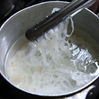 寬冬粉先泡水至軟，燒開一鍋水，滴入少許油，再將寬冬粉放入煮熟，約需1分鐘即撈起放入冰水冰鎮。
