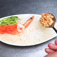 寬冬粉、小黃瓜絲、紅蘿蔔絲、豆芽菜與鮮蝦放入盤中，淋上南洋醬汁，撒上碎花生、香菜就完成了。