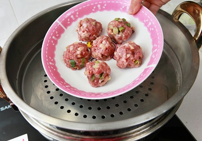 豬絞肉混合香菇末、蔥花、鹽、白胡椒粉與1大匙太白粉，攪拌均勻後捏成球狀，再將肉丸放入鍋中蒸至表面呈白色。