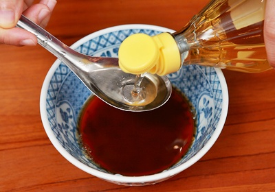 砂糖、醋、醬油、1大匙太白粉與15c.c.水攪拌均勻後，倒入鍋中以小火煮出勾芡糖醋醬。