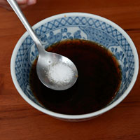 醬油、米酒、味醂與砂糖均勻攪拌成照燒醬備用。