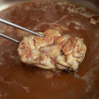 接著倒入照燒醬以小火續煮，並翻動雞肉使雞肉雙面均勻上色，待略收乾醬汁即可起鍋。放涼後再將雞腿肉切成適口大小就完成了。