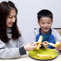 剝除香蕉外皮與外側細絲，果肉同方向排列整齊備用。