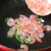 以小火120℃熱油鍋，先爆香蔥末，再放入剛剛去腥好的蝦仁，拌炒均勻。