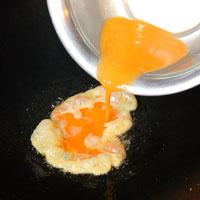 打蛋，將蛋液攪拌均勻，熱鍋，放入1匙沙拉油（約12g），加入蛋液拌炒，直到蛋液變成金黃蛋花，起鍋備用。
