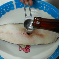 鱈魚洗淨後，加入米酒醃製、去腥約15分鐘。