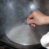 將蔥段、老母雞湯放入食材鍋中，蓋上鍋蓋以小火燜煮約5分鐘。