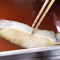 把淡口醬油、味醂、煮切混和均勻，並將洗淨的魚肉放入其中，再放置冰箱醃漬至少8小時。