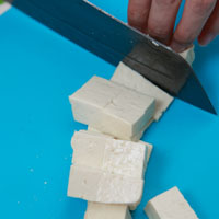 板豆腐切塊、蔥切成蔥花、辣椒切片備用。