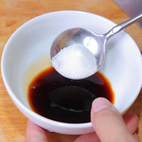 取出鮭魚排，洗淨表面，並用餐巾紙拭乾，以中火熱油鍋，放入蒜末爆香後，再放入鮭魚排。取小碗，將照燒醬材料攪拌均勻備用。