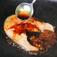 煎3分鐘後將鮭魚翻面，淋上調好的照燒醬，轉小火，讓醬汁慢慢入味。
