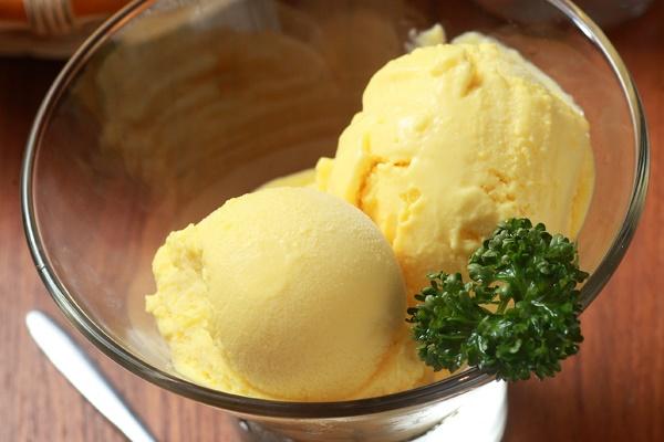 芒果過熟這樣吃！免機器、超簡單「芒果冰淇淋」DIY