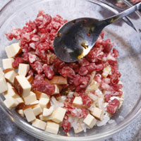 將粗細牛絞肉、煙燻起司丁、洋蔥、麵粉、白芝麻、煙燻香料、日式醬油、黑糖粉放入大盆內拌勻約5分鐘。

