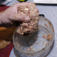 將拌好的肉反覆摔打，約30下後開始塑型，將肉團做成比手掌小一點的肉餅狀。
