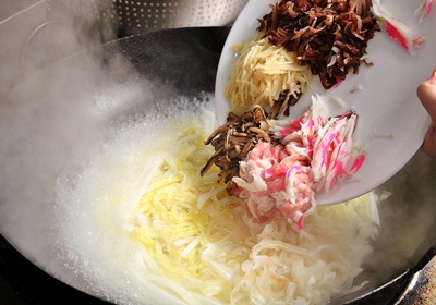 大白菜、蹄筋、魚板切絲。煮一鍋滾水，將大白菜、蹄筋、魚板、筍絲、肉絲、香菇絲、木耳絲以及魚皮汆燙約一分鐘備用。