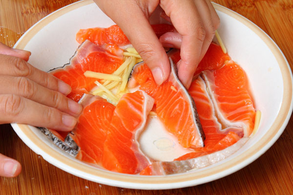 把鮭魚與味醂、薑絲一起醃約15分鐘。