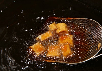 板豆腐切成寬約3公分塊狀，1公升油燒熱至攝氏180度，豆腐入鍋炸3∼4分鐘，外皮呈現金黃色時起鍋。