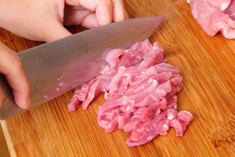 將豬肉切絲、辣椒去籽後切絲、芹菜切段備用。