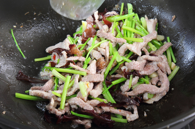 先下豬肉，炒至變色後，加入木耳絲、芹菜段和鹽一起大火快炒3分鐘後即可。