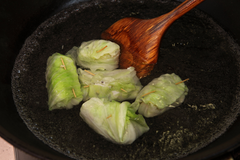 起鍋開大火，倒入適當水量，當水滾時放入包好的高麗菜卷，煮約5分鐘再撈起瀝乾。