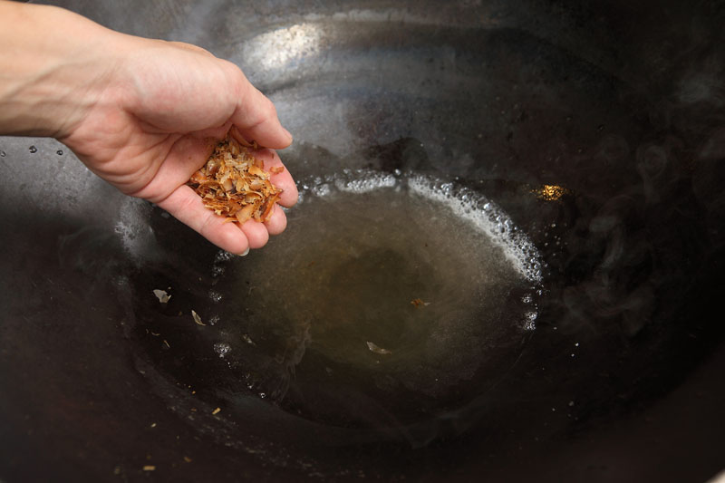 起鍋開大火， 倒入450∼500c.c.的開水，待水滾後，加入醋、糖及柴魚片，轉小火熬成柴魚醋汁，並靜待至涼。
