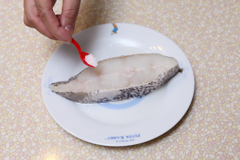鱈魚洗淨抹上少許鹽巴，淋上米酒後靜置醃漬約二十分鐘幫助去腥。