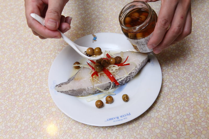 鱈魚放上薑絲、辣椒絲與破布子。