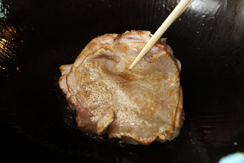 起鍋開中火，倒入少許油量，放入去骨雞腿肉，煎至雙面金黃色、八分熟時撈起。