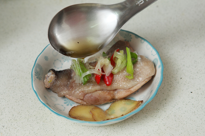 起鍋開大火，放入3大匙的油量及麻油，待油鍋開始冒煙燒熱，直接淋於去骨雞腿上就可以了。