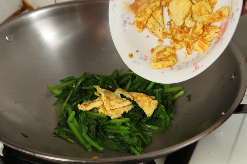 菠菜切段。將雞蛋打入碗中、加入少許鹽，攪拌成雞蛋液備用。