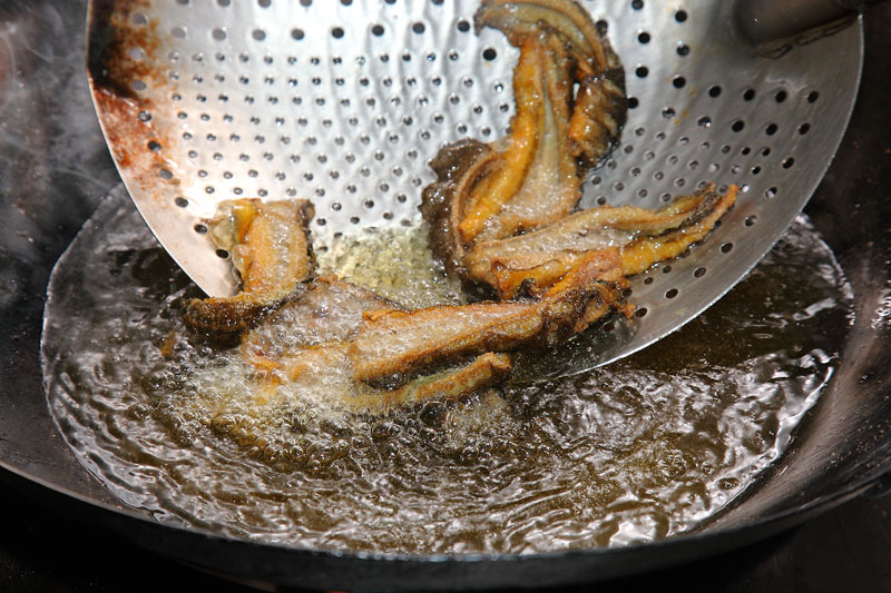 鱔魚放入180℃的油鍋中以中大火炸至表面金黃，再轉小火慢炸至酥脆，約需6∼8分鐘，取出、瀝乾油備用。