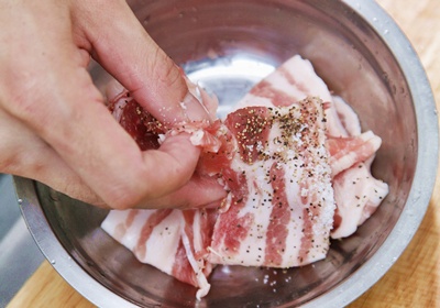 將梅花肉片用調味料B鹽、胡椒粉抓醃。
