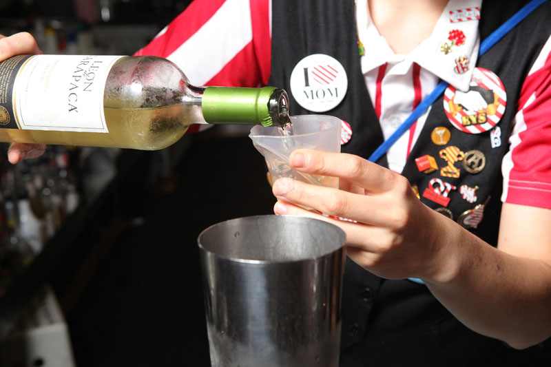 雪克杯內放入2／3杯冰塊，將聖傑曼接骨木花香甜酒、琴酒、白酒、萊姆汁、水蜜桃醬、蜂蜜水放入。以前後搖盪法搖至雪克杯外層產生霜氣後，倒入酒杯中並將冰塊撈出。