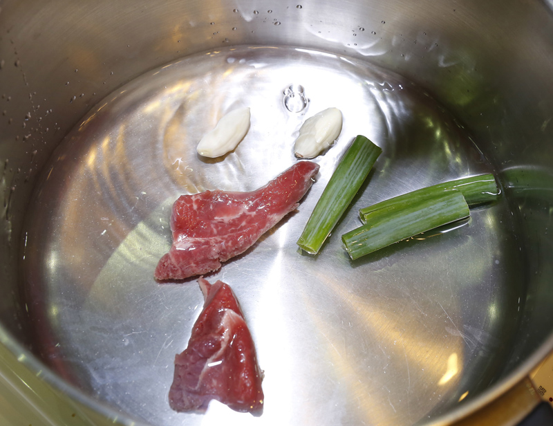 牛腩與青蔥、蒜頭和水用中火煮，滾後加入醬油，轉小火慢熬2小時成為高湯，取出牛腩放涼切片，高湯加入砂糖和白醋，放進冰箱冷藏。