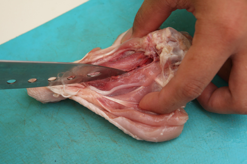 將帶骨雞腿肉從中剖開， 讓肉片盡平整。