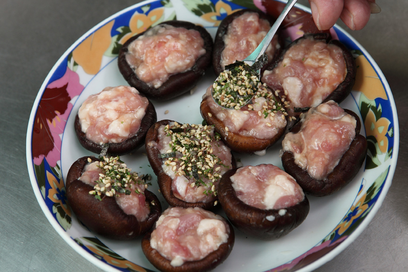 接著於鑲好的絞肉上撒適量的三島香鬆。