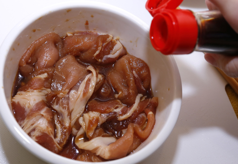 在里肌豬肉中加入醬油、味醂、香油、薑汁半匙拌勻後，放置一旁醃約5∼10分鐘，因里肌豬肉較薄，很容易就入味。