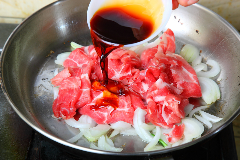 將肉片下鍋，再將日式甜醬油下鍋。