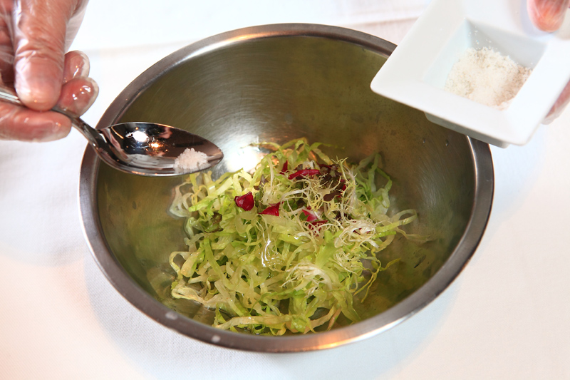 取一大碗加入蘿蔓切絲、紅捲生菜、紫紅生菜、綠捲生菜及橄欖油、海鹽攪拌均勻。