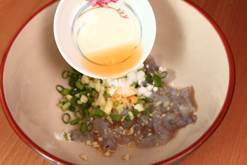 倒入太白粉、鮮雞粉、米酒、鹽巴、香油，均勻攪拌成為餡料。